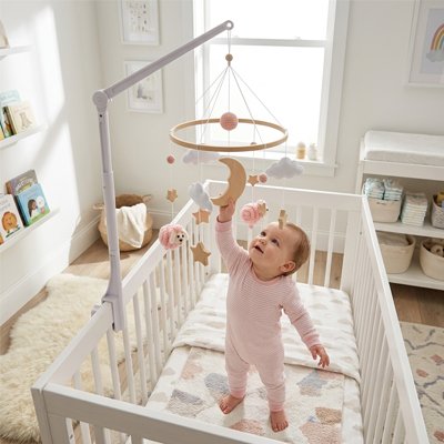 Bébé debout attrape lune du mobile pour bébé
