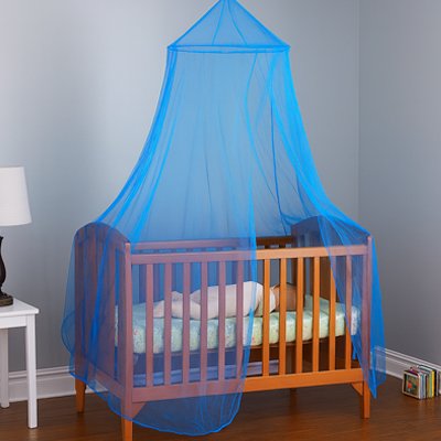 Enfant paisible dormant sous ciel de lit protecteur