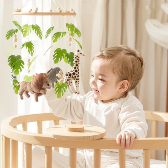 Mobile bébé avec bébé souriant