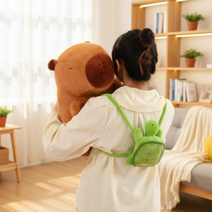 Adolescente avec sac à dos tortue et peluche capybara