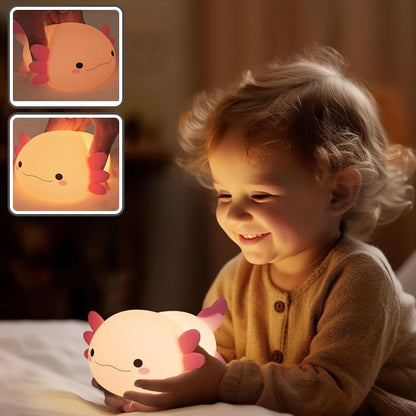 Ambiance nocturne douce avec veilleuse bébé axolotl allumée 