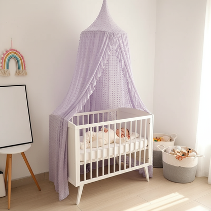 Bébé endormi sous le ciel de lit mauve