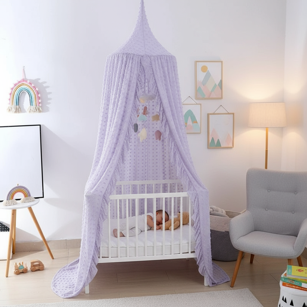 Bébé endormi sous le ciel de lit