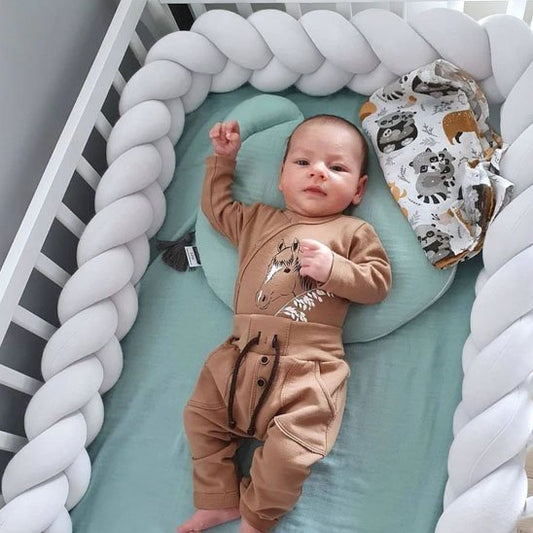 Tresse de lit avec bébé curieux