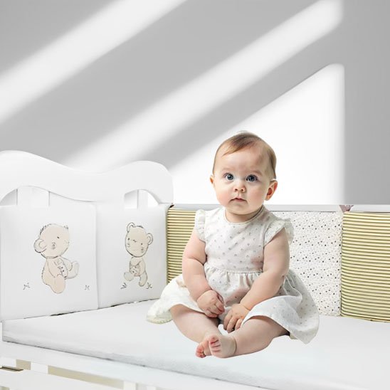 Bébé assit dans lit entourer avec tour de lit bébé 