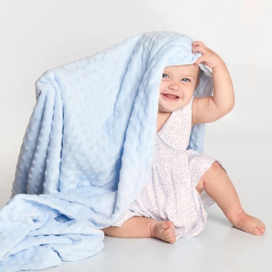 Bébé avec couverture bleu ciel