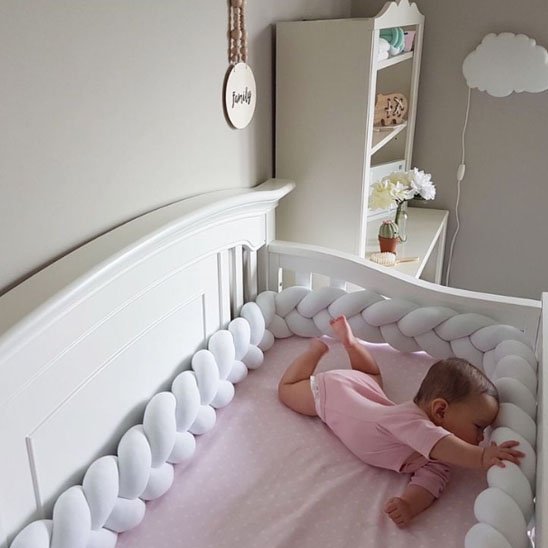 Bébé bouge autour tresse de lit blanc 