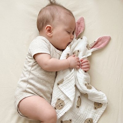 Bébé colle doudou avec oreille lapin rose
