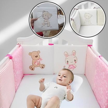 Bébé curieux avec tour de lit bébé ourson 