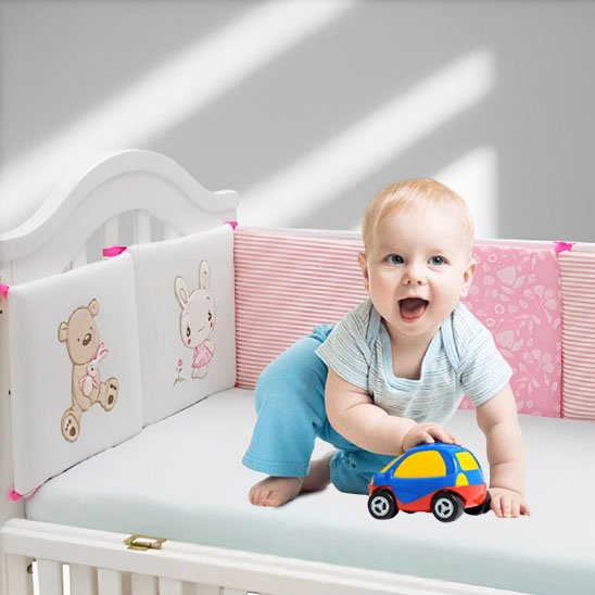 Bébé dans lit avec tour de lit rose