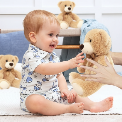 Bébé découvrant son ours en peluche