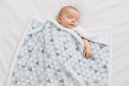 Bébé dormant avec couverture gris  bleu et noir