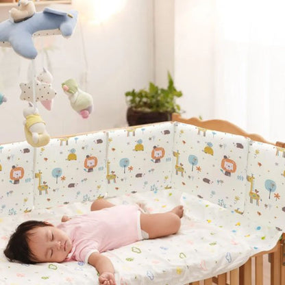 Bébé dormant paisiblement avec tour de lit lion