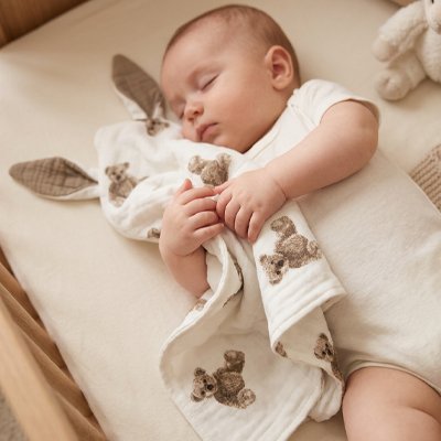 Bébé dort avec doudou lapin 