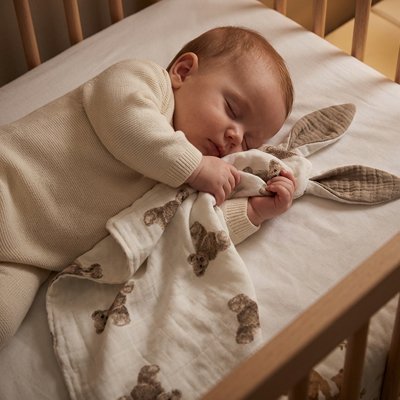 Bébé dort coller avec doudou doux 