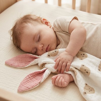 Bébé dort coller avec doudou lapin douce 