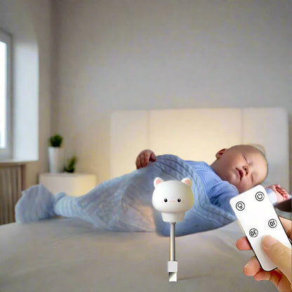 Bébé endormi avec veilleuse bébé chat souriant 