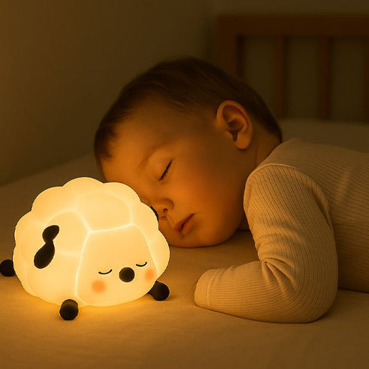 Bébé endormi avec sa veilleuse mouton