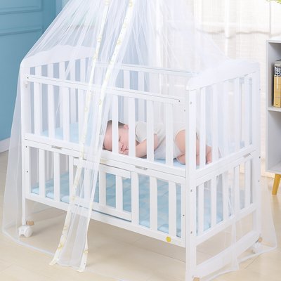 Bébé endormi et calme avec ciel de lit 