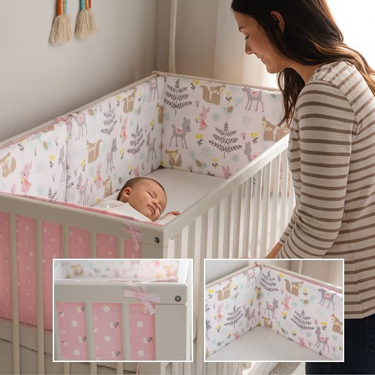 Bébé endormi et calme avec tour de lit 