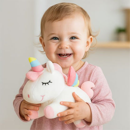 Bébé et peluche licorne bébé blanche magique