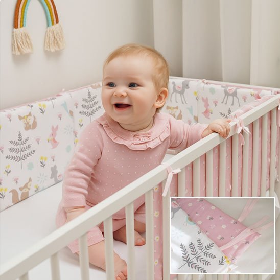 Bébé fille aime tour de lit rose 