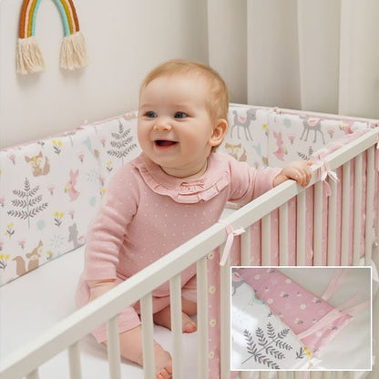 Bébé fille aime tour de lit rose 