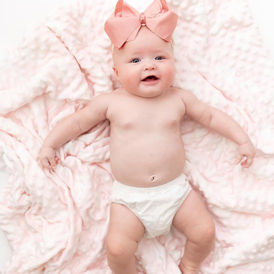 Bébé fille coucher avec couverture bébé rose 