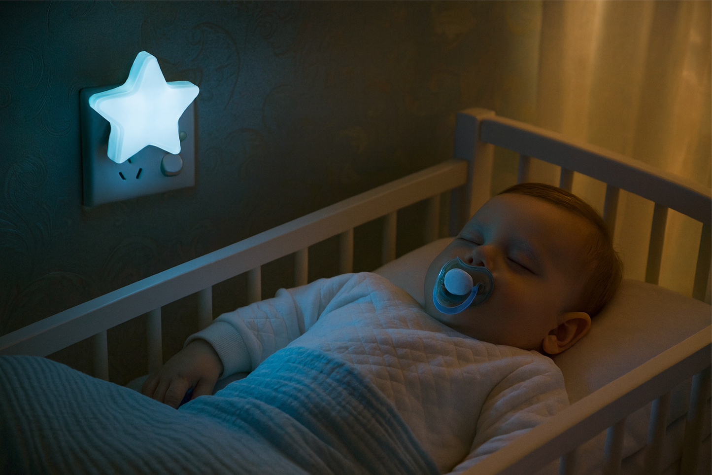 Bébé garçon dormant avec veilleuse étoile bleue