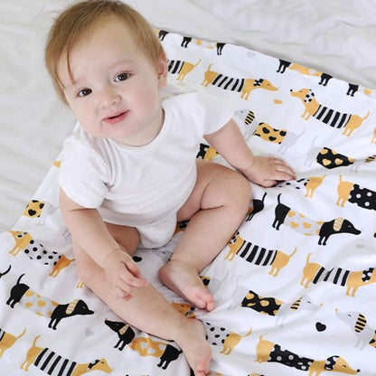 Bébé heureux avec couverture bébé motif chien 