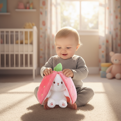 Bébé jouant avec peluche lapin rose - lumière dorée