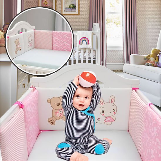Bébé  joue avec ballon avec tour de lit 