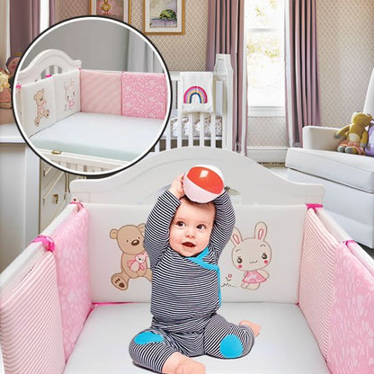 Bébé  joue avec ballon avec tour de lit 