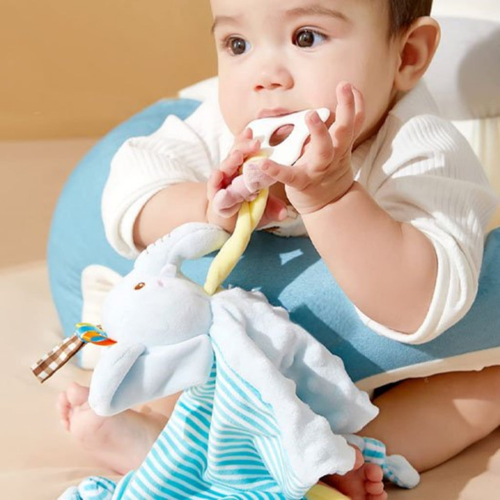 BEBE MET DOUDOU BEBE ELEPHANT DANS BOUCHE