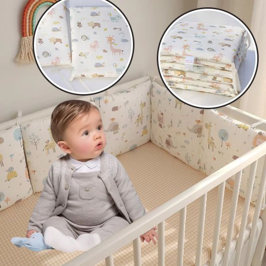 Bébé souriant assis dans lit avec tour de lit