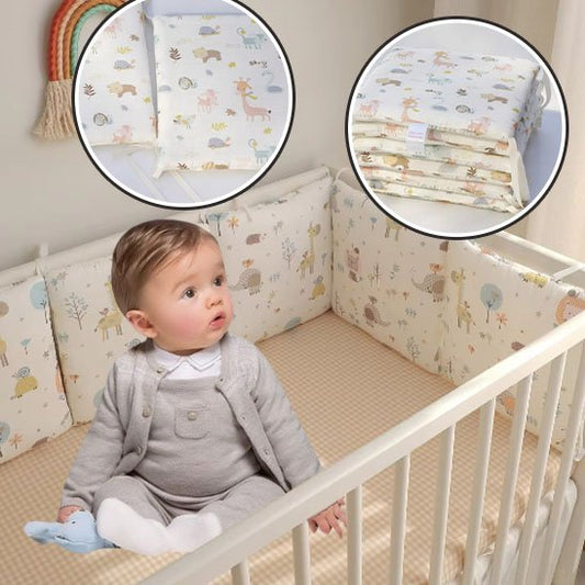 Bébé souriant assis dans lit avec tour de lit