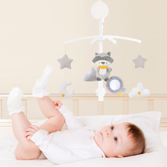 Bébé stimuler avec mobile musical raton laveur 