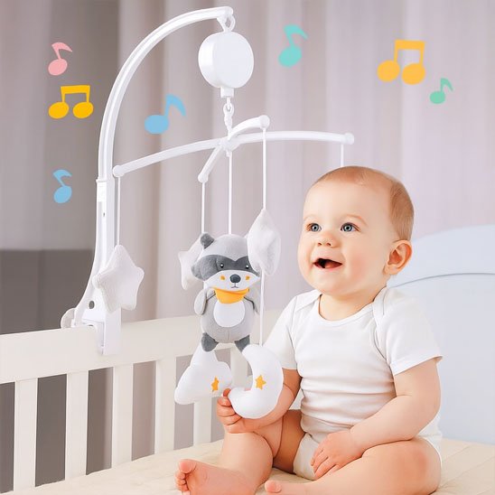 Bébé touche au mobile musical bébé raton-laveur 