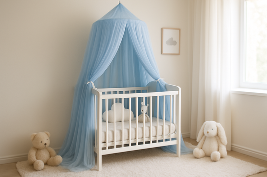 Chambre de bébé avec ciel de lit bleu transparent 