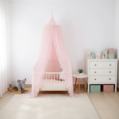 Chambre de bébé avec ciel de lit rose
