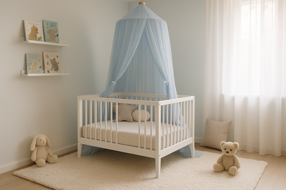 Chambre d'enfant avec ciel de lit bleu