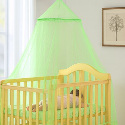 Chambre enfant décorée avec ciel lit blanc  