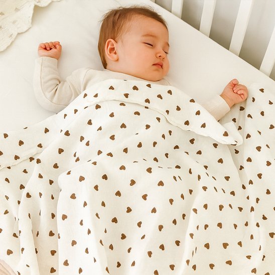 Couverture bébé cœur douce avec bébé 