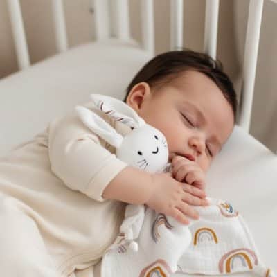 Bébé avec doudou lapin en mousseline