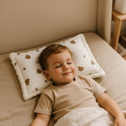 Enfant détendu avec oreiller oursons