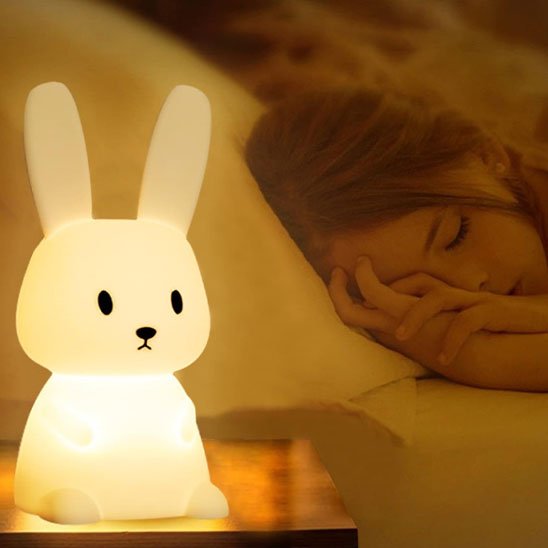 ENFANT DORT AVEC VEILLEUSE LAPIN MAGIQUE 