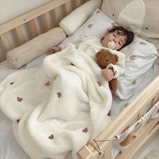 Enfant endormi avec couverture bébé banc et brun
