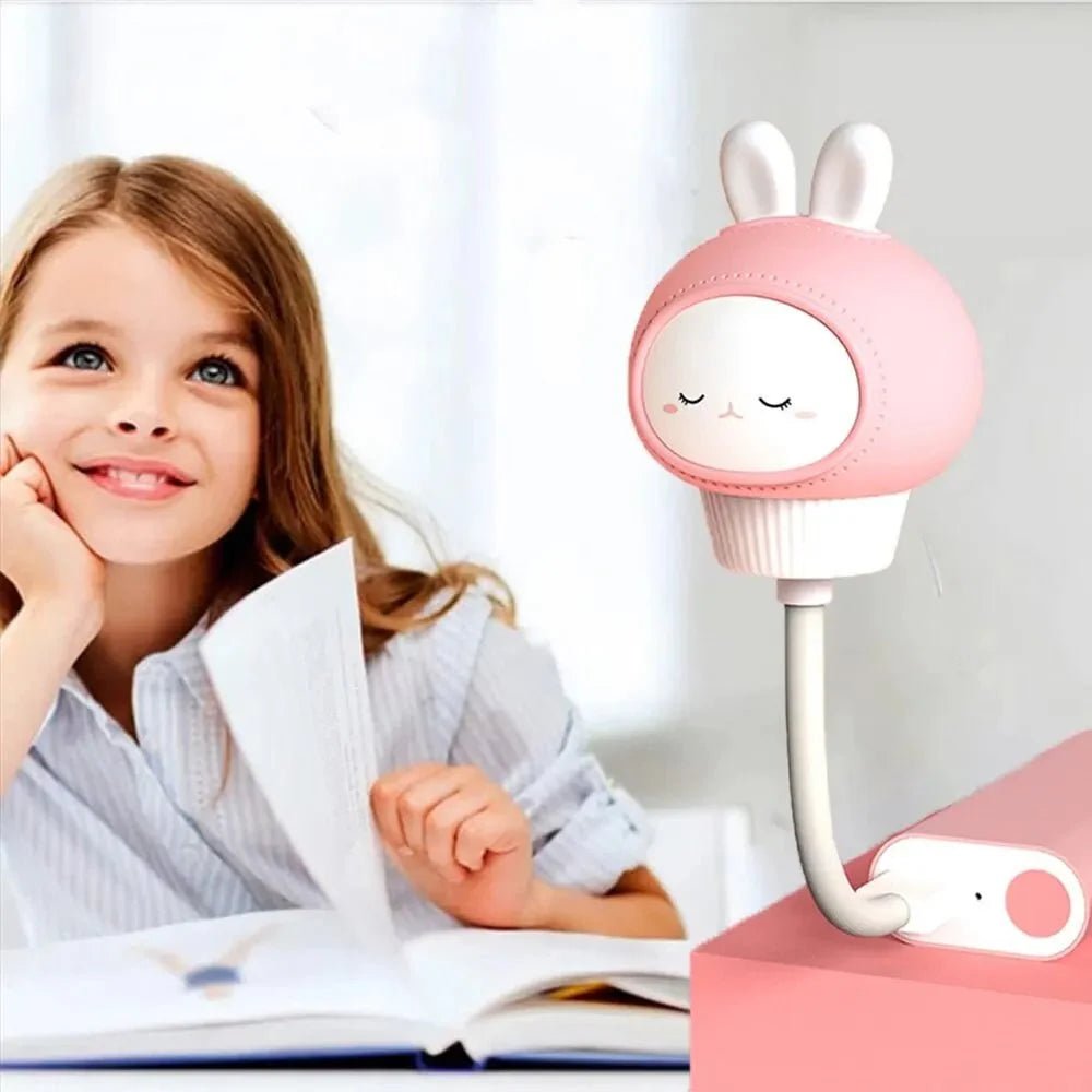 Enfant fille avec veilleuse bébé lapin rose 