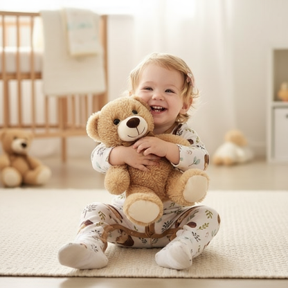 Enfant heureux câlinant l'ours en peluche