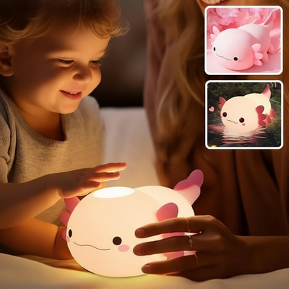 Enfant interagissant avec la veilleuse axolotl tactile